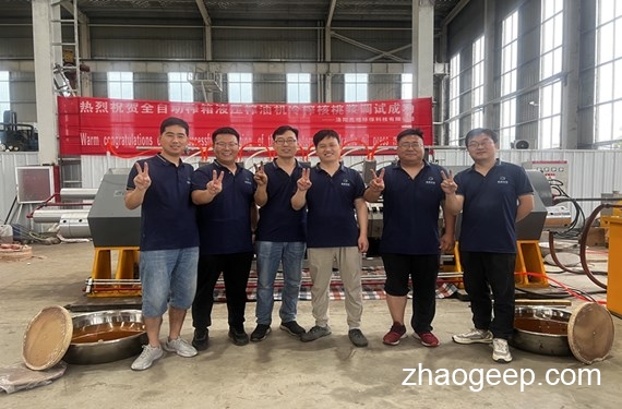 兆格環(huán)保全自動(dòng)液壓榨油機(jī)核桃漿冷榨試機(jī)成功